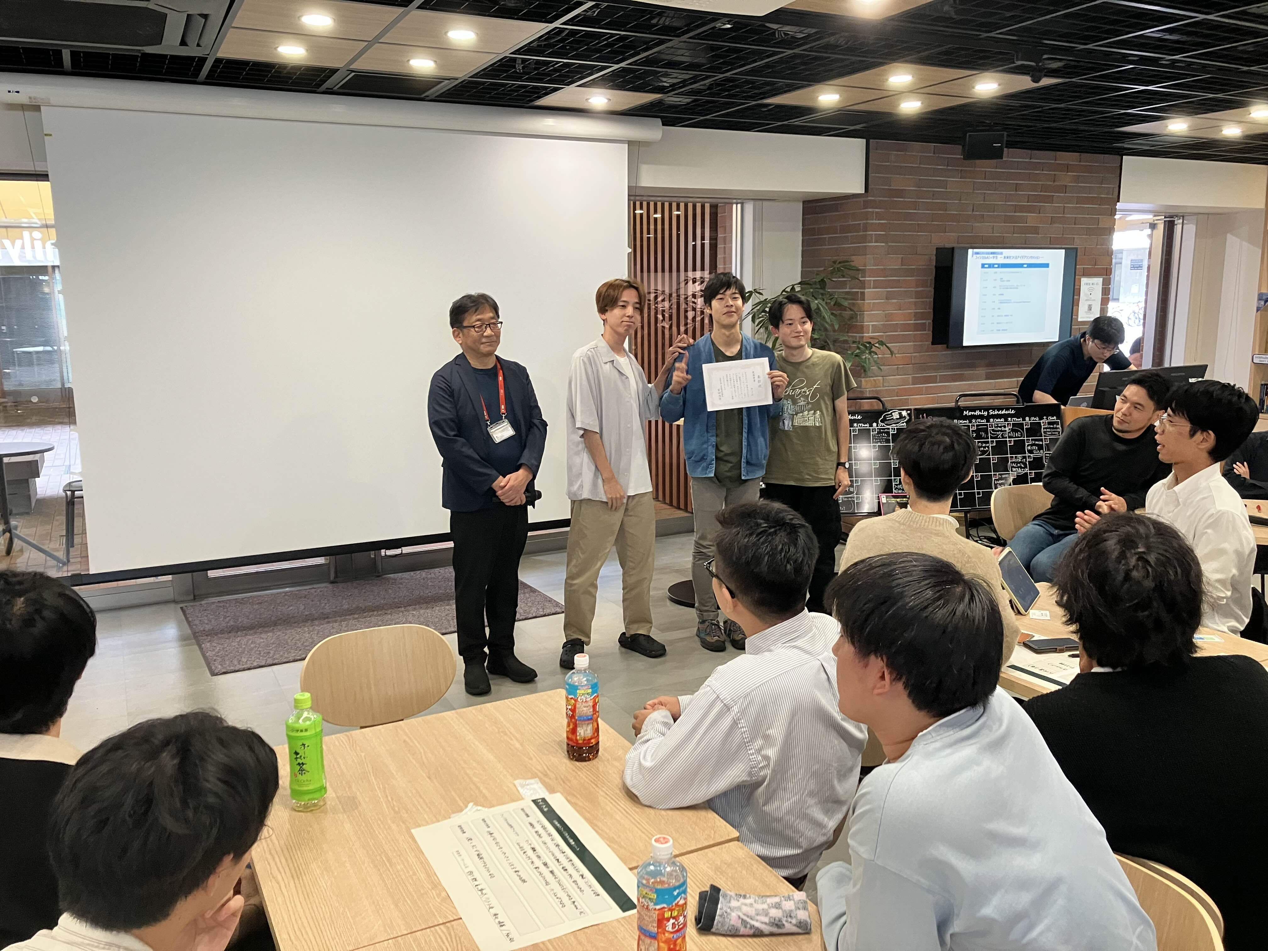 表彰の様子・チーム「アースエンジニアリング」